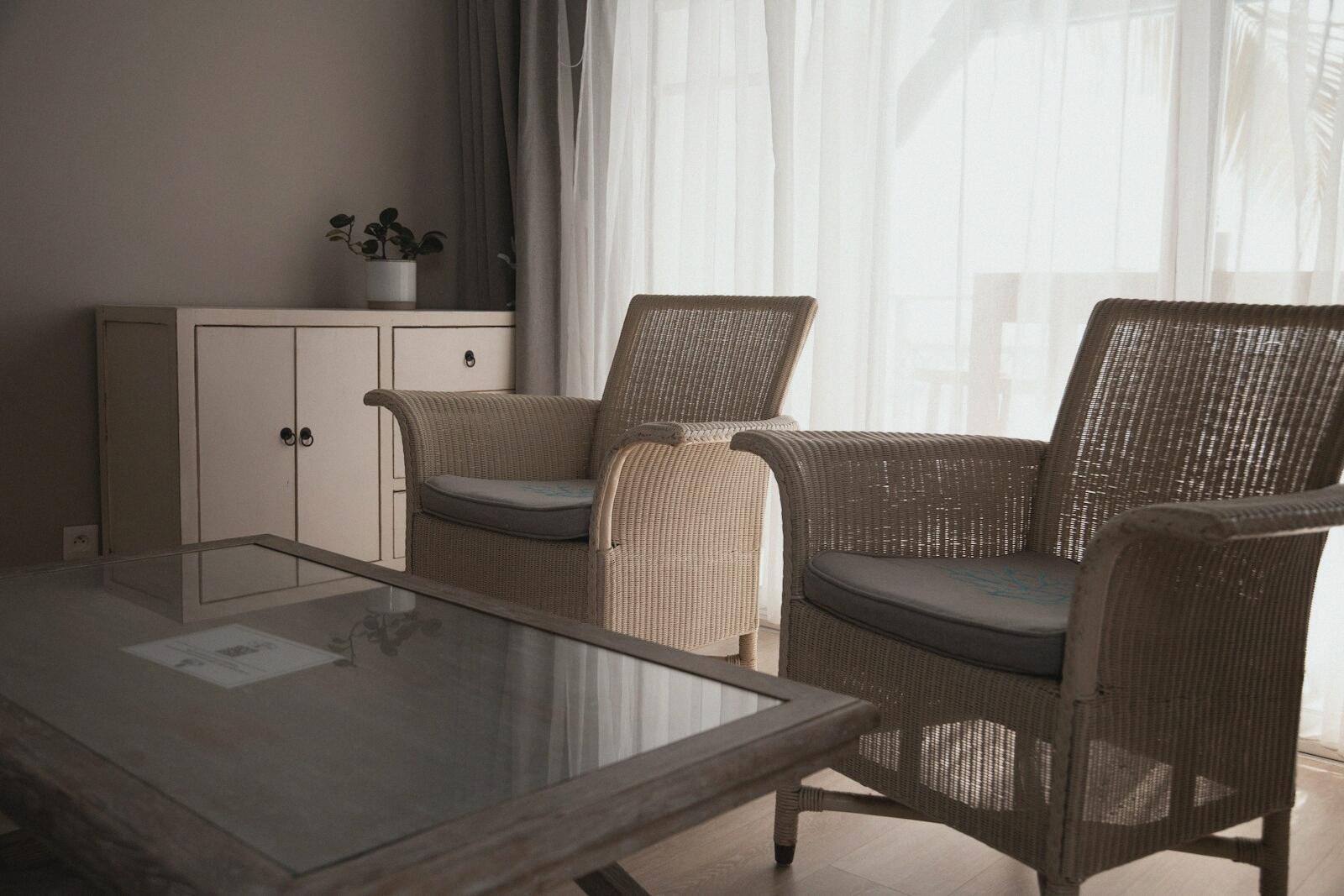 The consulting room: two wicker armchairs, a low table and a sheer curtain