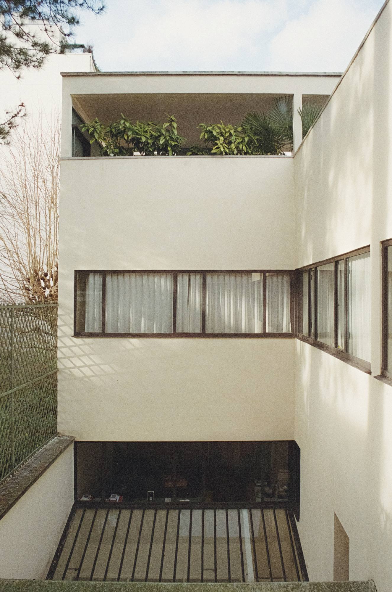 White light well with ribbon windows