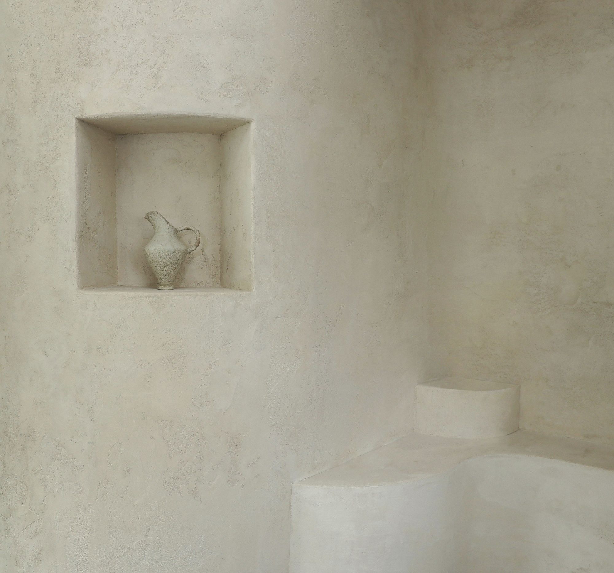 Niche in a lime-plastered wall